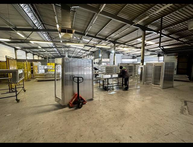 1,441M² WAREHOUSE TO LET IN OTTERY